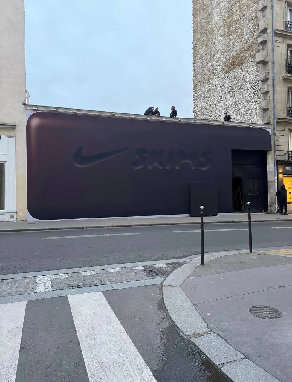 #Артем В Париже.
Там Nike и бренд нижнего белья Skims открыли симпатичный поп-ап магазин. Весь движ для продвижения новой модели кроссовок NikeSkims Rift Satin | Сетка — социальная сеть от hh.ru