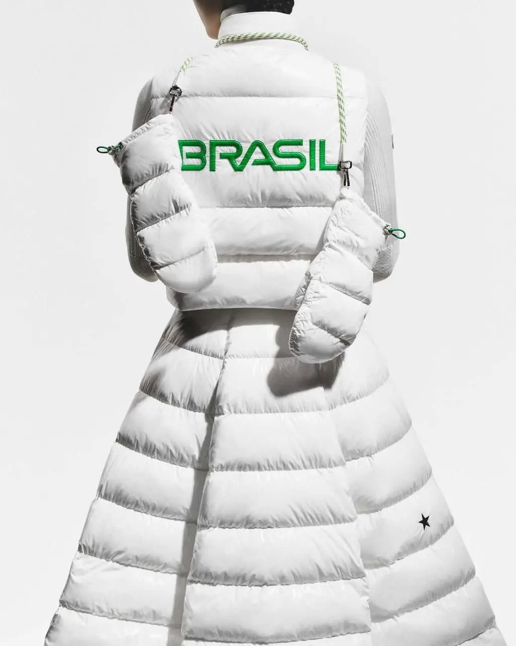 По-бразильской системе
#дизайнобл
Moncler представил олимпискую форму сборной Бразилии к зимним Играм Милано‑Кортина 2026.
😊 Кртбл —познавательно о брендинге | Сетка — социальная сеть от hh.ru