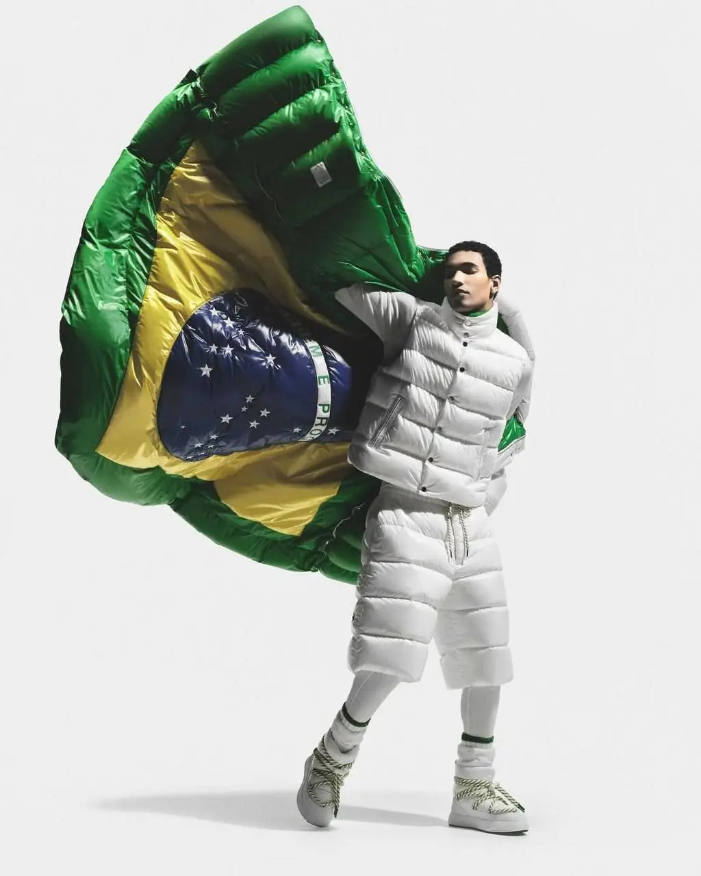 По-бразильской системе
#дизайнобл
Moncler представил олимпискую форму сборной Бразилии к зимним Играм Милано‑Кортина 2026.
😊 Кртбл —познавательно о брендинге | Сетка — социальная сеть от hh.ru