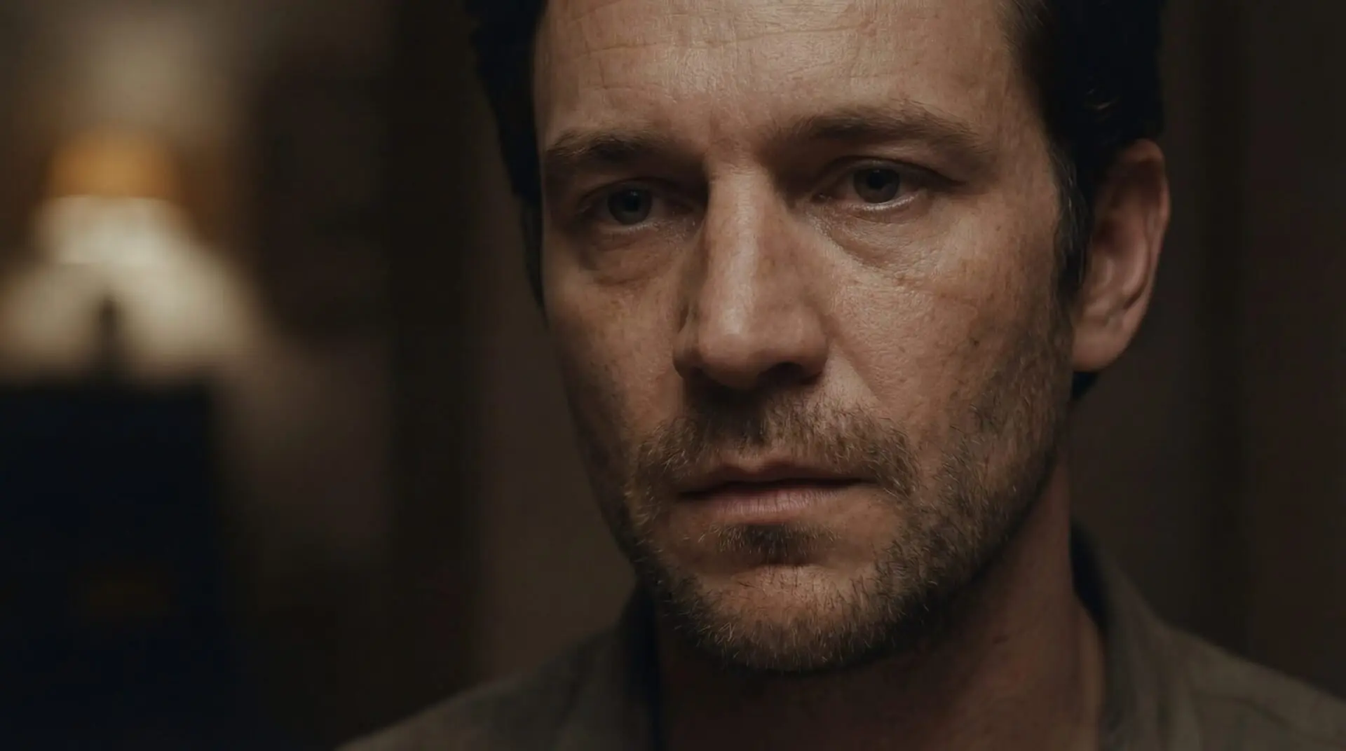 🎥 Как создавать реалистичные AI-видео
Реализм в AI-видео достигается не одной моделью, а грамотной стратегией.
Современные модели вроде Sora 2, Veo 3.1 и Kling O1 имитируют физику, свет и звук | Сетка — социальная сеть от hh.ru