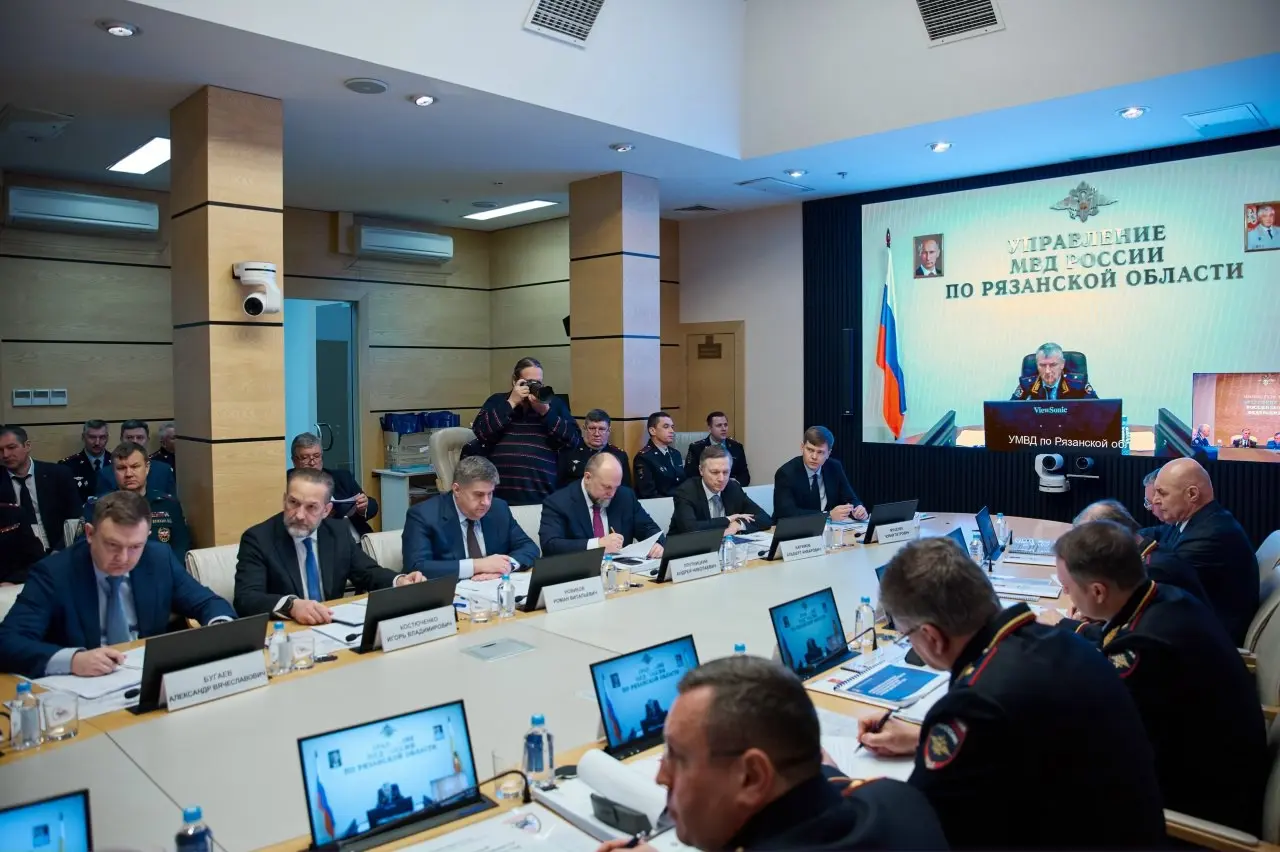 Минстрой России принял участие в межведомственном совещании по обеспечению безопасности дорожного движения
В заседании приняли участие вице-премьер Марат Хуснуллин, первый заместитель Министра внутрен... | Сетка — социальная сеть от hh.ru