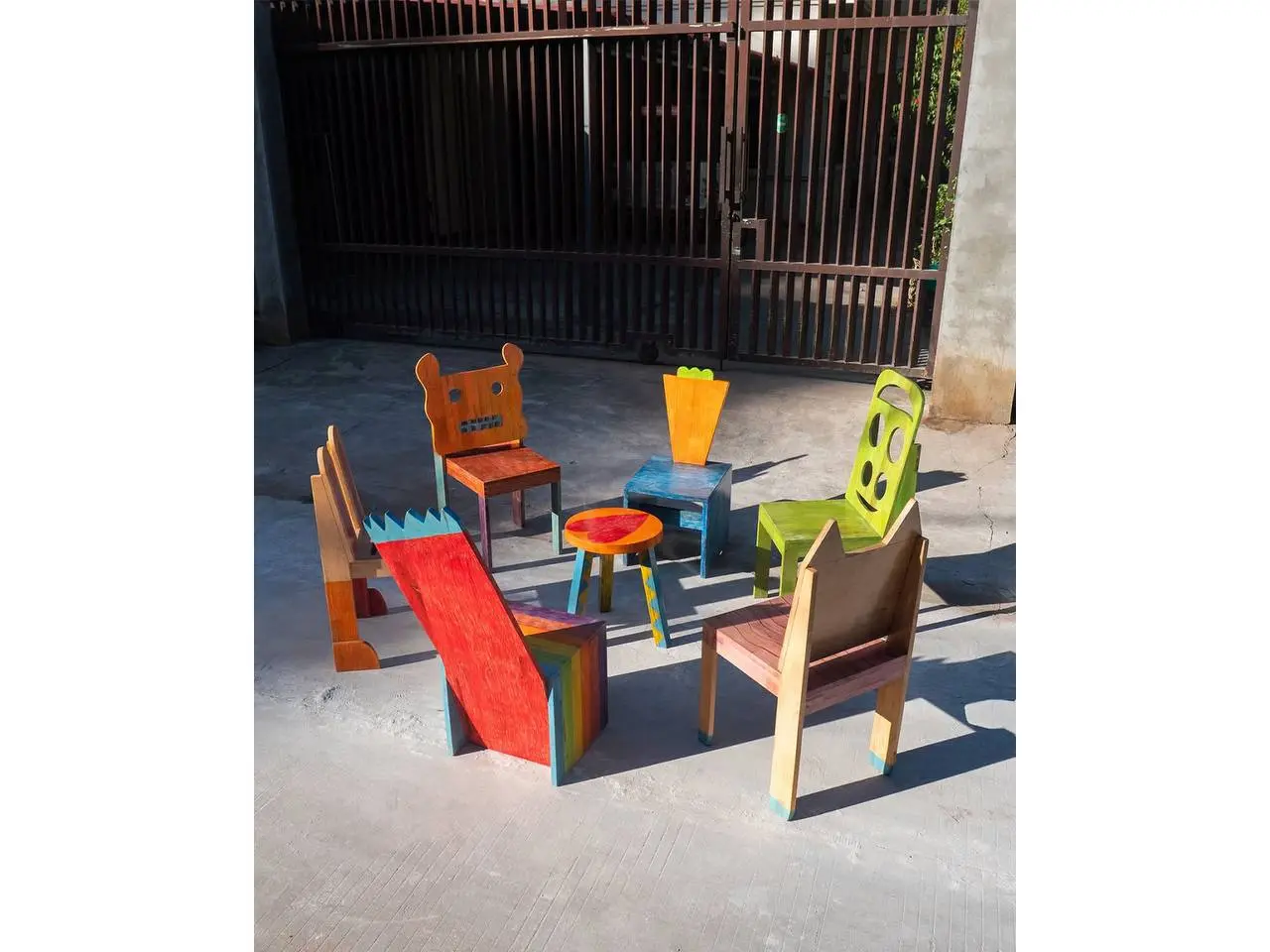 Дизайнер Тэкхан Юн в Камбодже реализовал проект Chair for Kids: ученики английской школы в Сиемреапе сначала рисовали свои идеи стульев и табуретов, затем измеряли свой рост для правильных пропорций, ... | Сетка — социальная сеть от hh.ru