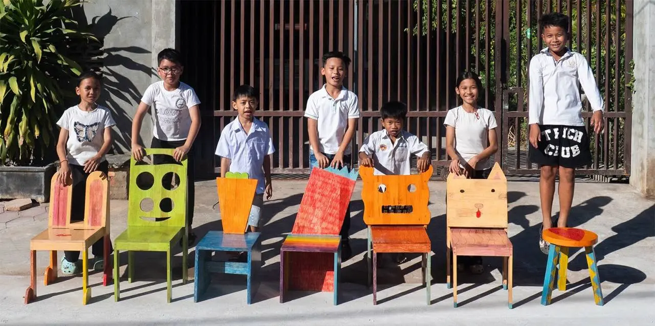 Дизайнер Тэкхан Юн в Камбодже реализовал проект Chair for Kids: ученики английской школы в Сиемреапе сначала рисовали свои идеи стульев и табуретов, затем измеряли свой рост для правильных пропорций, ... | Сетка — социальная сеть от hh.ru
