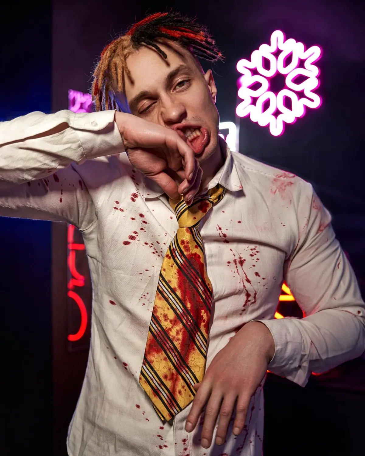 Наверняка вы видели его на разных площадках, как ютуб, тик ток, нельзяграмм.
Да да да это он тот самый @nikita\kotvitsky , который срывает со всех футболки, и отдает тем кто нуждается в салфетке | Сетка — социальная сеть от hh.ru