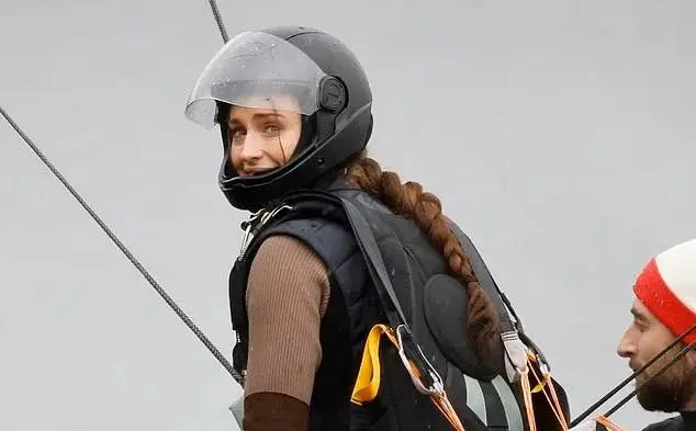 Фото со съёмок сериала по Tomb Raider с Софи Тёрнер в образе Лары Крофт. | Сетка — социальная сеть от hh.ru