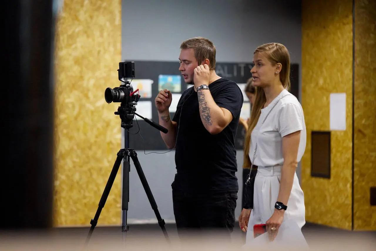 На фото — кадры со съёмок челленджа, который мы делали для посетителей ТРЦ в далеком 2021 году, где я тогда работала маркетологом.
Мы снимали серию простых упражнений, доступных каждому прямо из дома | Сетка — социальная сеть от hh.ru