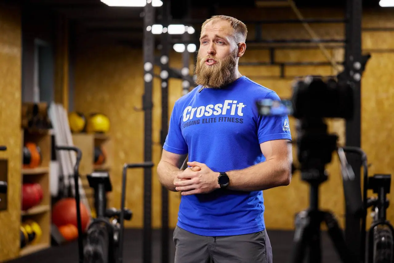 На фото — кадры со съёмок челленджа, который мы делали для посетителей ТРЦ в далеком 2021 году, где я тогда работала маркетологом.
Мы снимали серию простых упражнений, доступных каждому прямо из дома | Сетка — социальная сеть от hh.ru