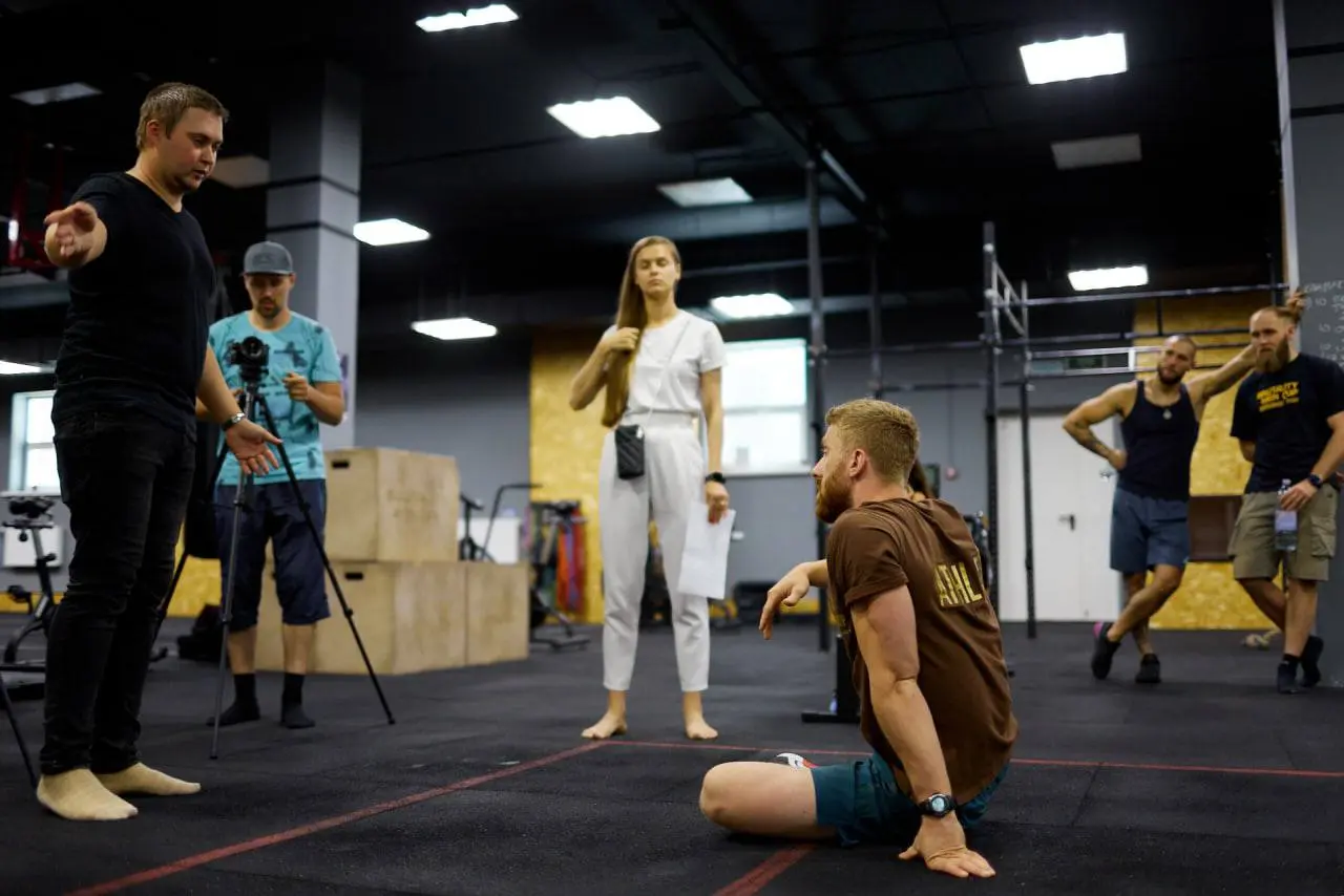 На фото — кадры со съёмок челленджа, который мы делали для посетителей ТРЦ в далеком 2021 году, где я тогда работала маркетологом.
Мы снимали серию простых упражнений, доступных каждому прямо из дома | Сетка — социальная сеть от hh.ru