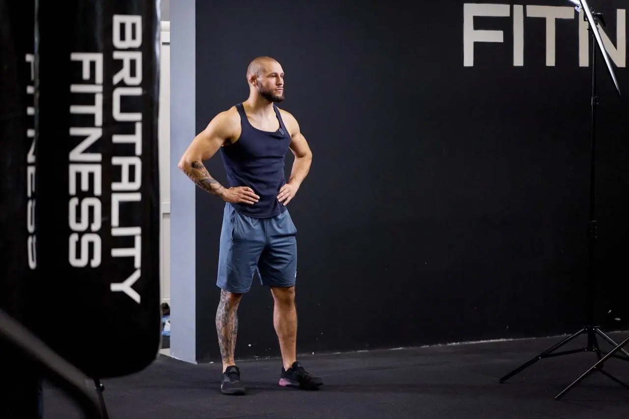 На фото — кадры со съёмок челленджа, который мы делали для посетителей ТРЦ в далеком 2021 году, где я тогда работала маркетологом.
Мы снимали серию простых упражнений, доступных каждому прямо из дома | Сетка — социальная сеть от hh.ru