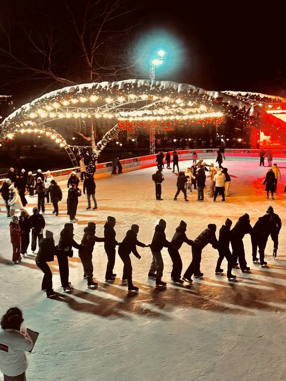 ⛸Дискотека в стиле бразильского карнавала пройдет на катке в саду «Эрмитаж»
7 февраля специальный сеанс с 17:00 до 20:00
В программе:
🪩Dj-сет с самыми зажигательными латино-треками весь сеанс
🪩Конкурс... | Сетка — социальная сеть от hh.ru