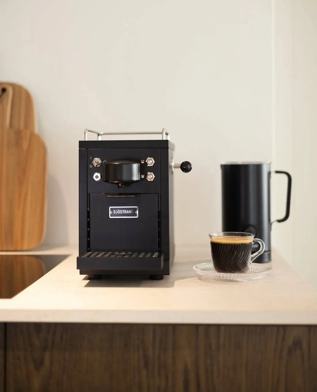 Кофемашины Sjöstrand — когда кофе становится частью интерьера.☕️
Холодная нержавеющая сталь, чёткая геометрия, сдержанный скандинавский характер | Сетка — социальная сеть от hh.ru