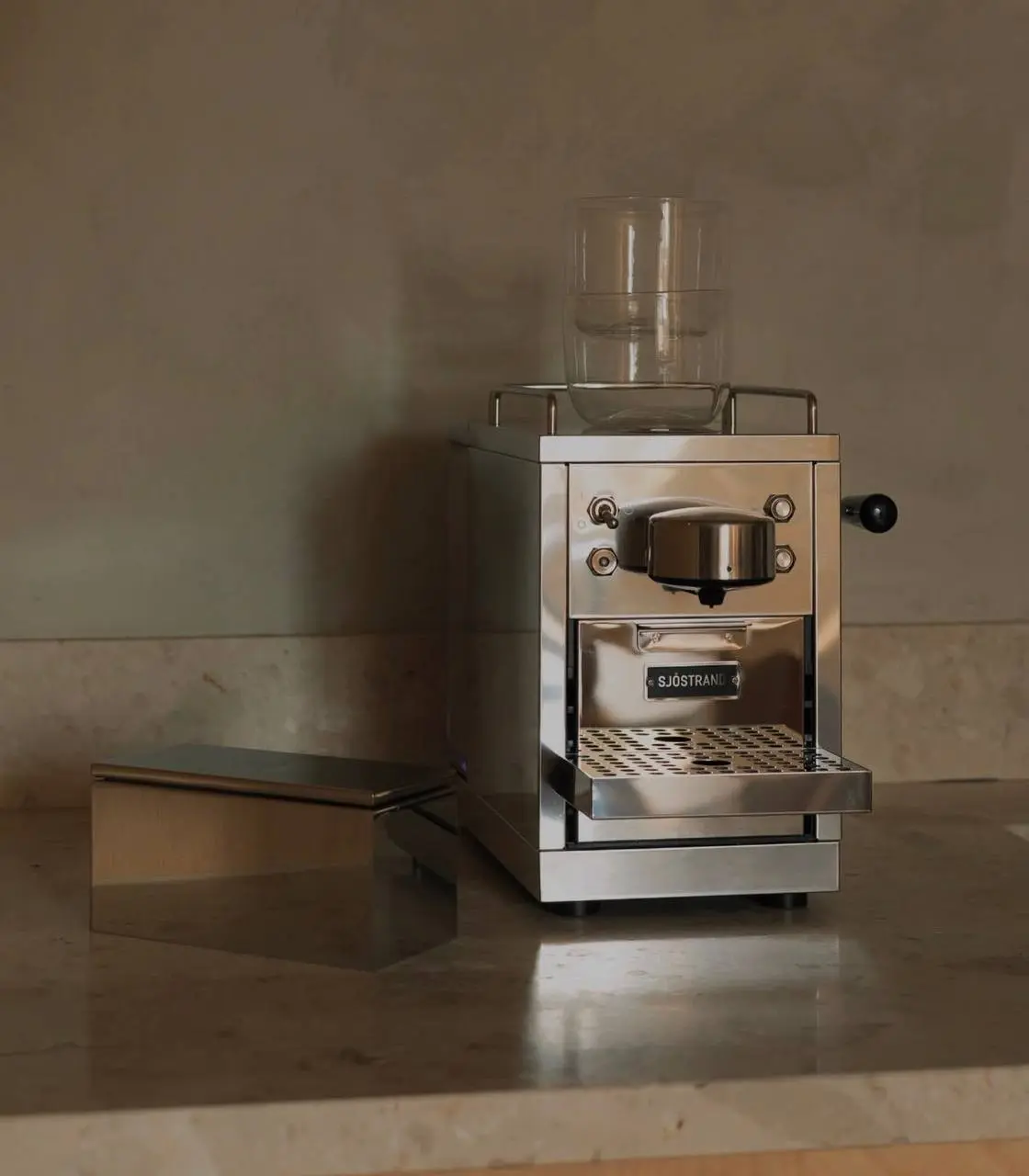 Кофемашины Sjöstrand — когда кофе становится частью интерьера.☕️
Холодная нержавеющая сталь, чёткая геометрия, сдержанный скандинавский характер | Сетка — социальная сеть от hh.ru