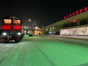 Мы встретимся с тобою на закате, зимою на ж/д вокзале.
Ты будешь в пуховике, не в платье.
Я все равно тебя узнаю..
Мы столько лет делили столько на двоих:
И радость, горе и утраты | Сетка — социальная сеть от hh.ru