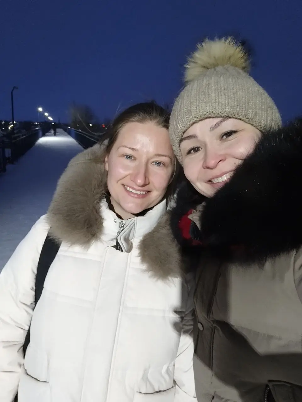 Мы встретимся с тобою на закате, зимою на ж/д вокзале.
Ты будешь в пуховике, не в платье.
Я все равно тебя узнаю..
Мы столько лет делили столько на двоих:
И радость, горе и утраты | Сетка — социальная сеть от hh.ru