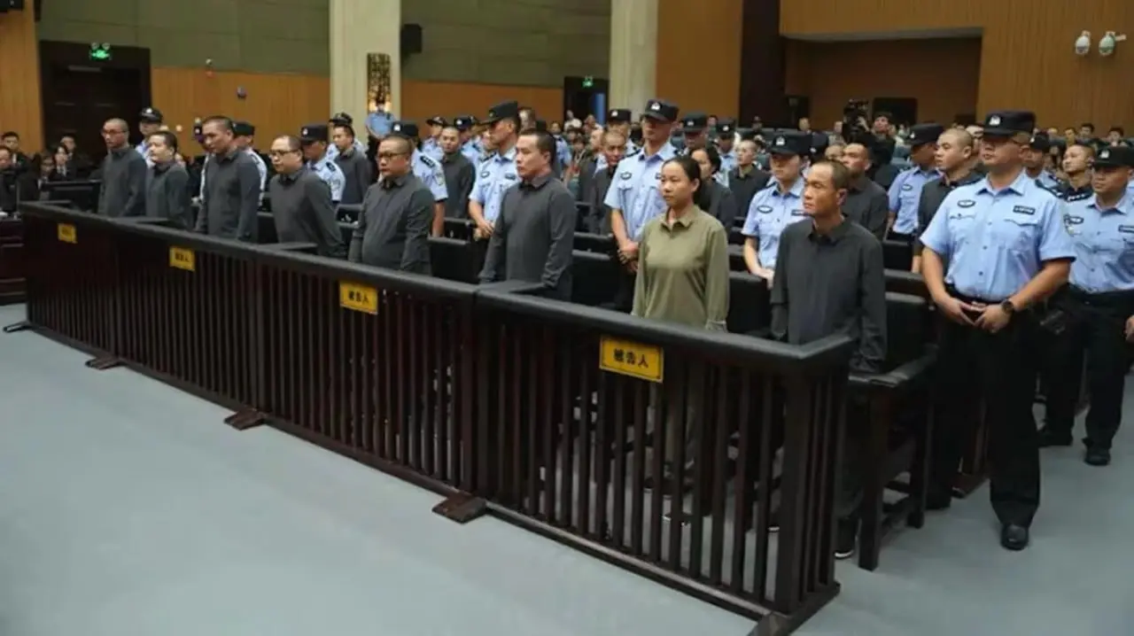 🇨🇳Казнь боссов преступного синдиката в Китае.
В Китае казнили 11 боссов преступной группировки семьи Мин, управлявшей мошенническими кол-центрами в Мьянме | Сетка — социальная сеть от hh.ru