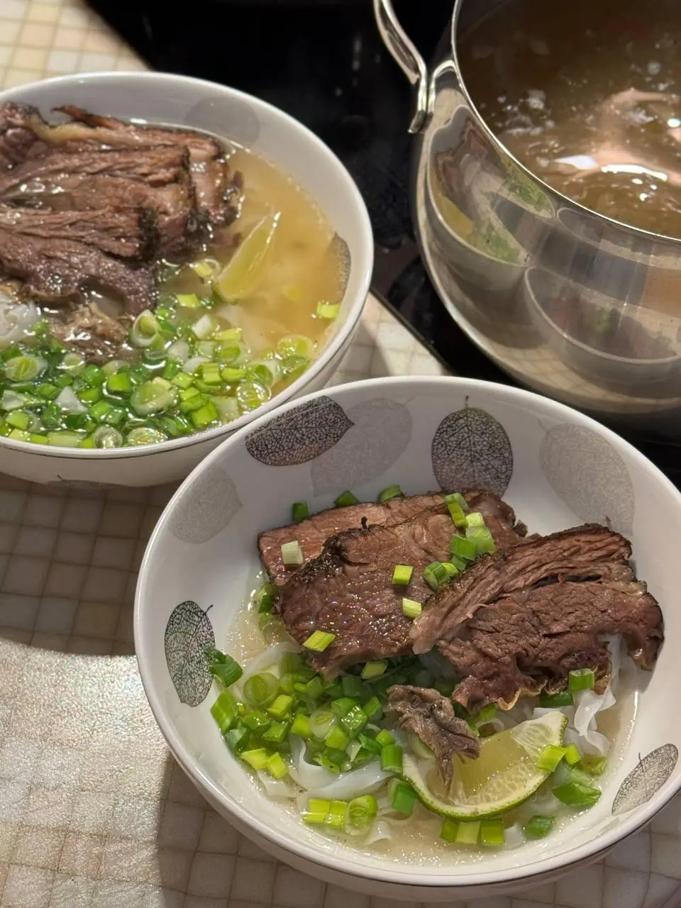 Сегодня приготовил самый вкусный Фо бо в своей жизни. Да, вот так пафосно.
Бульон был сварен ещё на новогодних праздниках на кости от стейка ковбой и заморожен. Лучшее кулинарное решение прошлого года | Сетка — социальная сеть от hh.ru