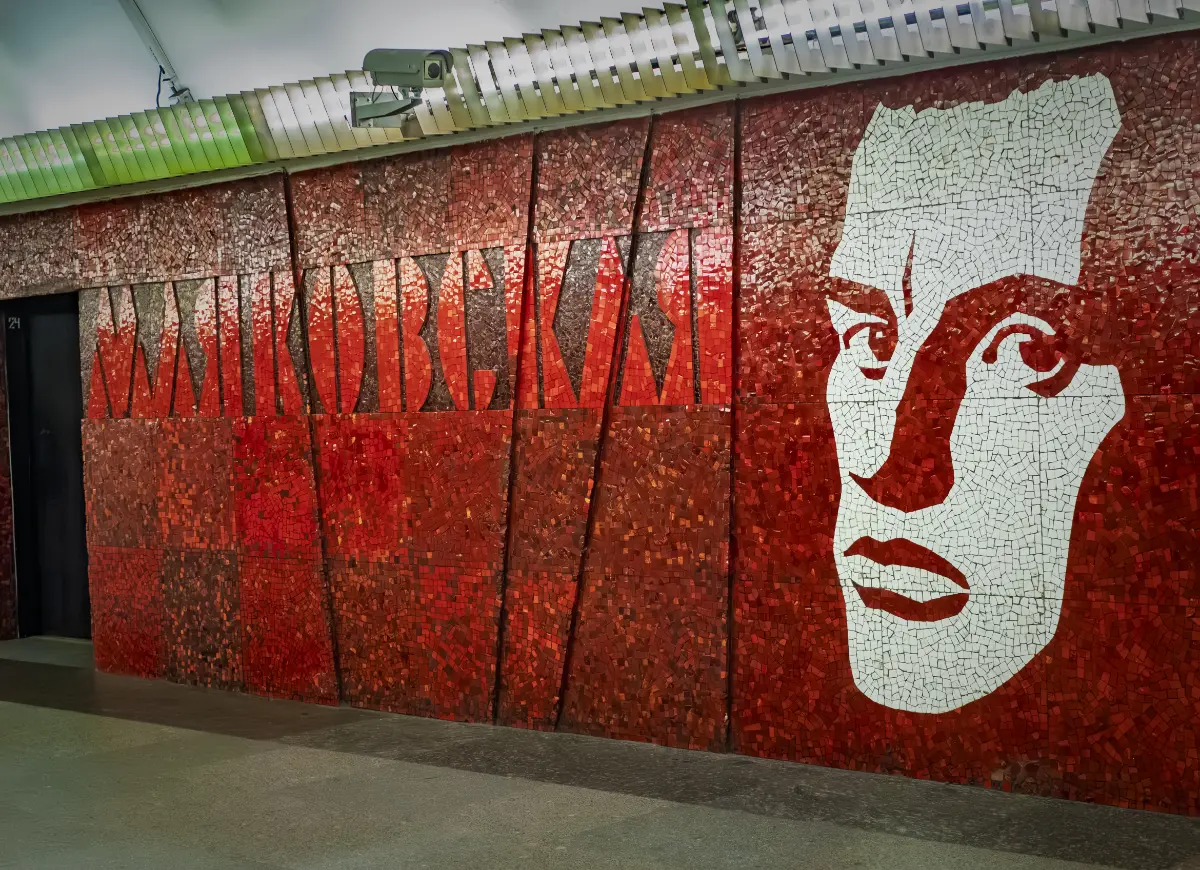 Петербург вдохновляет даже по пути на встречу.
Здесь общественный транспорт - это не просто логистика, а часть культурного кода.
От музейной тишины метро до ярких огней ночных проспектов | Сетка — социальная сеть от hh.ru