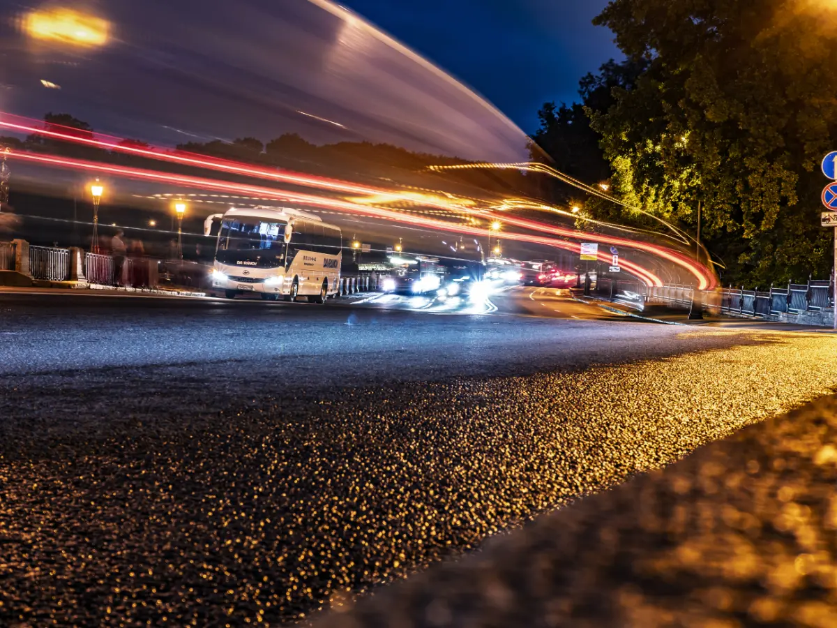 Петербург вдохновляет даже по пути на встречу.
Здесь общественный транспорт - это не просто логистика, а часть культурного кода.
От музейной тишины метро до ярких огней ночных проспектов | Сетка — социальная сеть от hh.ru