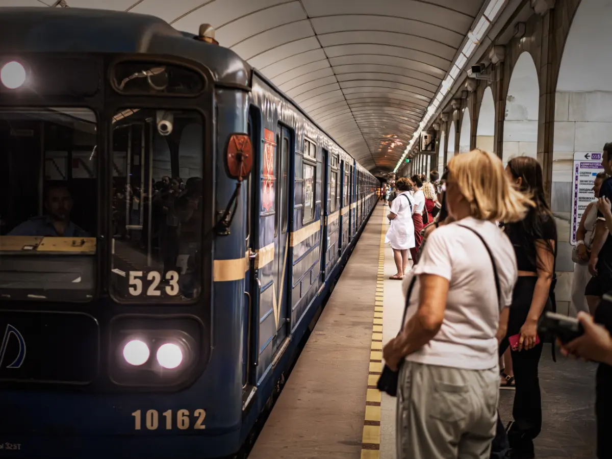 Петербург вдохновляет даже по пути на встречу.
Здесь общественный транспорт - это не просто логистика, а часть культурного кода.
От музейной тишины метро до ярких огней ночных проспектов | Сетка — социальная сеть от hh.ru