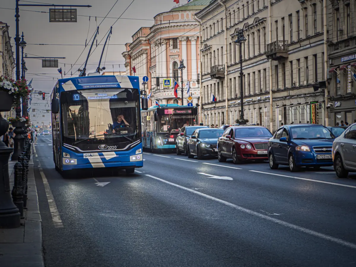 Петербург вдохновляет даже по пути на встречу.
Здесь общественный транспорт - это не просто логистика, а часть культурного кода.
От музейной тишины метро до ярких огней ночных проспектов | Сетка — социальная сеть от hh.ru