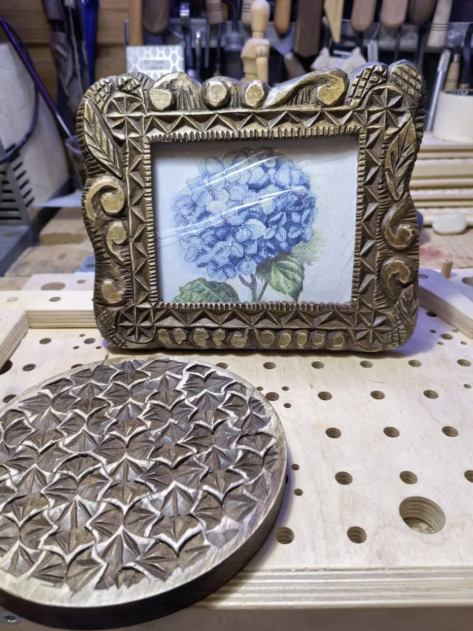 Всем доброго дня!
Вот вам в ленту немного красоты.
Рамка полностью ручная работа, даже внутреннюю часть ножом прорезал :)
материал - липа, морилка шоколад, воск для мебели.
закрываю старые гештальтЫ | Сетка — социальная сеть от hh.ru