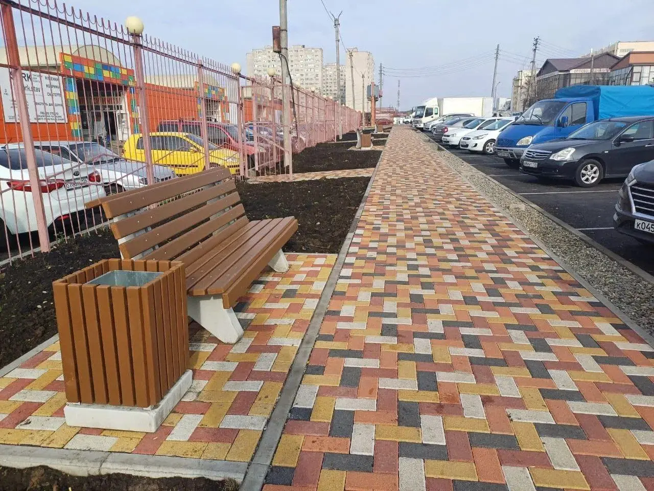 В Ставрополе обновят городские рынки
В этом году благоустроят три торговые площадки: на «Тухачевском» обновят фасады, на «Чкаловском» заменят ограждения и асфальт, а у «Верхнего» рынка отремонтируют п... | Сетка — социальная сеть от hh.ru