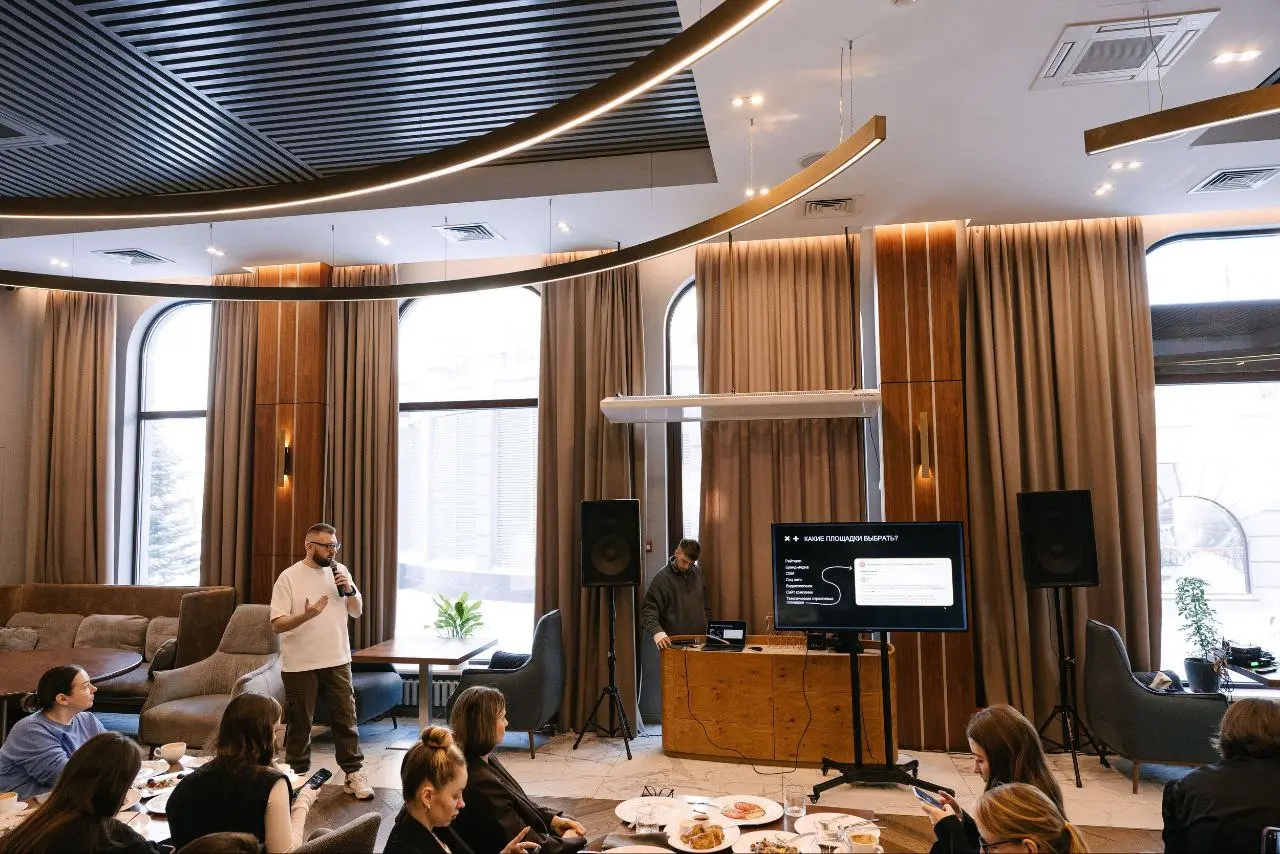 Выступил на мероприятии UMC, уже традиционно рассказал про продвижение в нейросетях | Сетка — социальная сеть от hh.ru