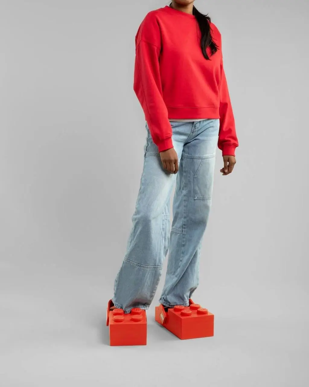 Коллаборация Lego и Crocs — яркие сабо, вдохновленные культовым конструктором. Модель Lego Brick Clog представляет собой увеличенную версию классического кубика 🤭 | Сетка — социальная сеть от hh.ru