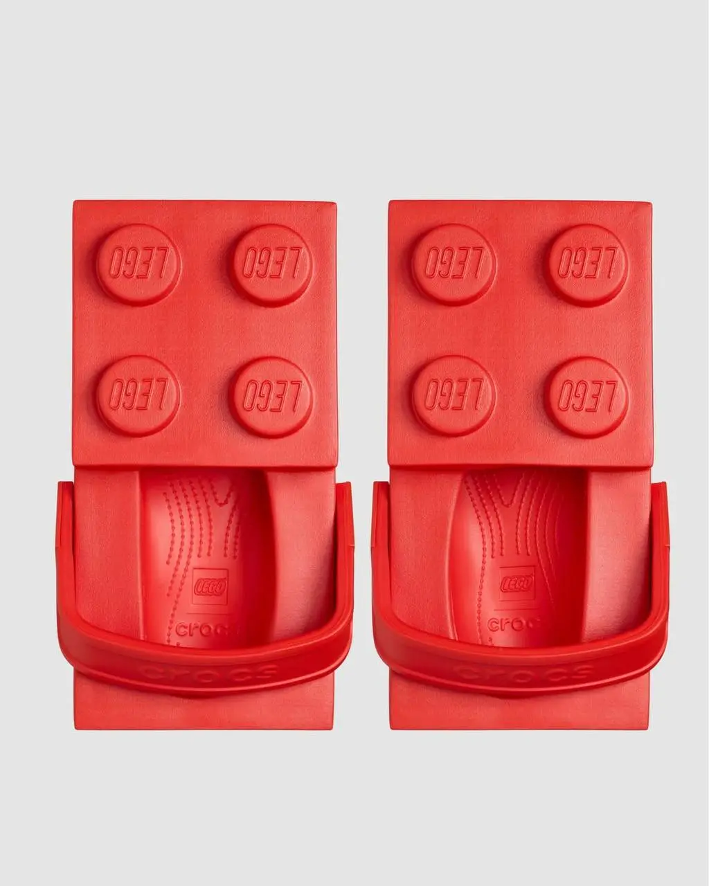 Коллаборация Lego и Crocs — яркие сабо, вдохновленные культовым конструктором. Модель Lego Brick Clog представляет собой увеличенную версию классического кубика 🤭 | Сетка — социальная сеть от hh.ru