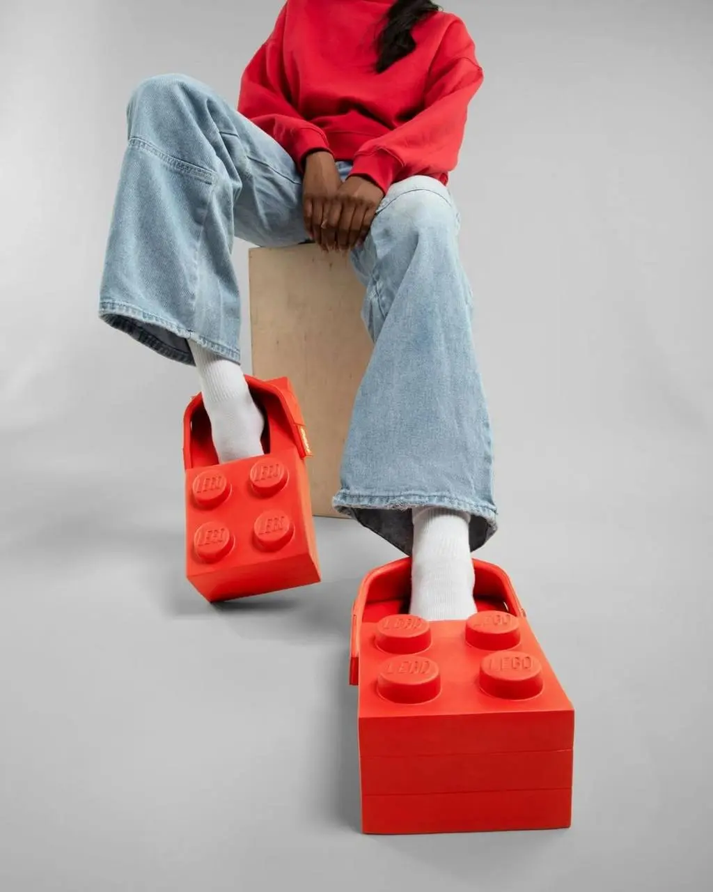 Коллаборация Lego и Crocs — яркие сабо, вдохновленные культовым конструктором. Модель Lego Brick Clog представляет собой увеличенную версию классического кубика 🤭 | Сетка — социальная сеть от hh.ru