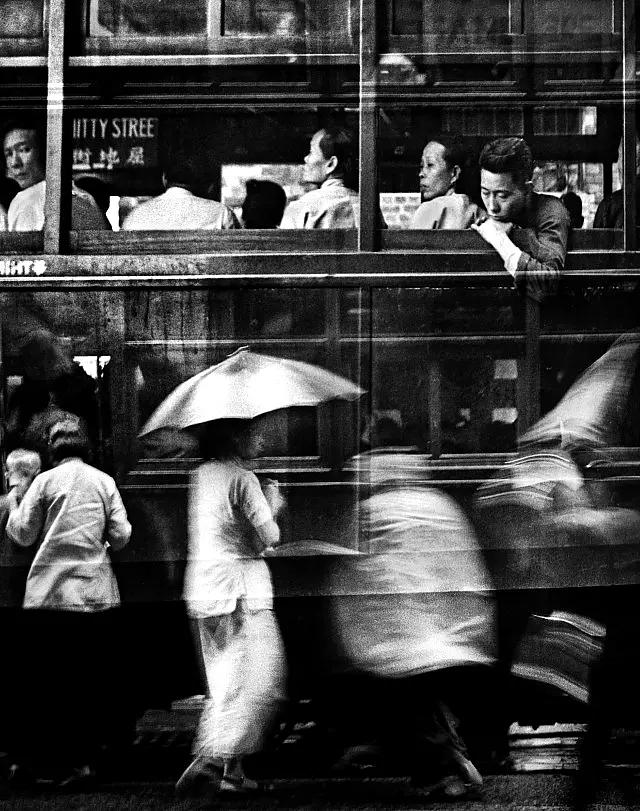 Узкие улочки Гонконга 1950‑х - это шум, суета, пёстрая мозаика жизни. Среди этого хаоса движется человек по имени Фан Хо, который с помощью фотоаппарата превращает эту повседневность в искусство | Сетка — социальная сеть от hh.ru