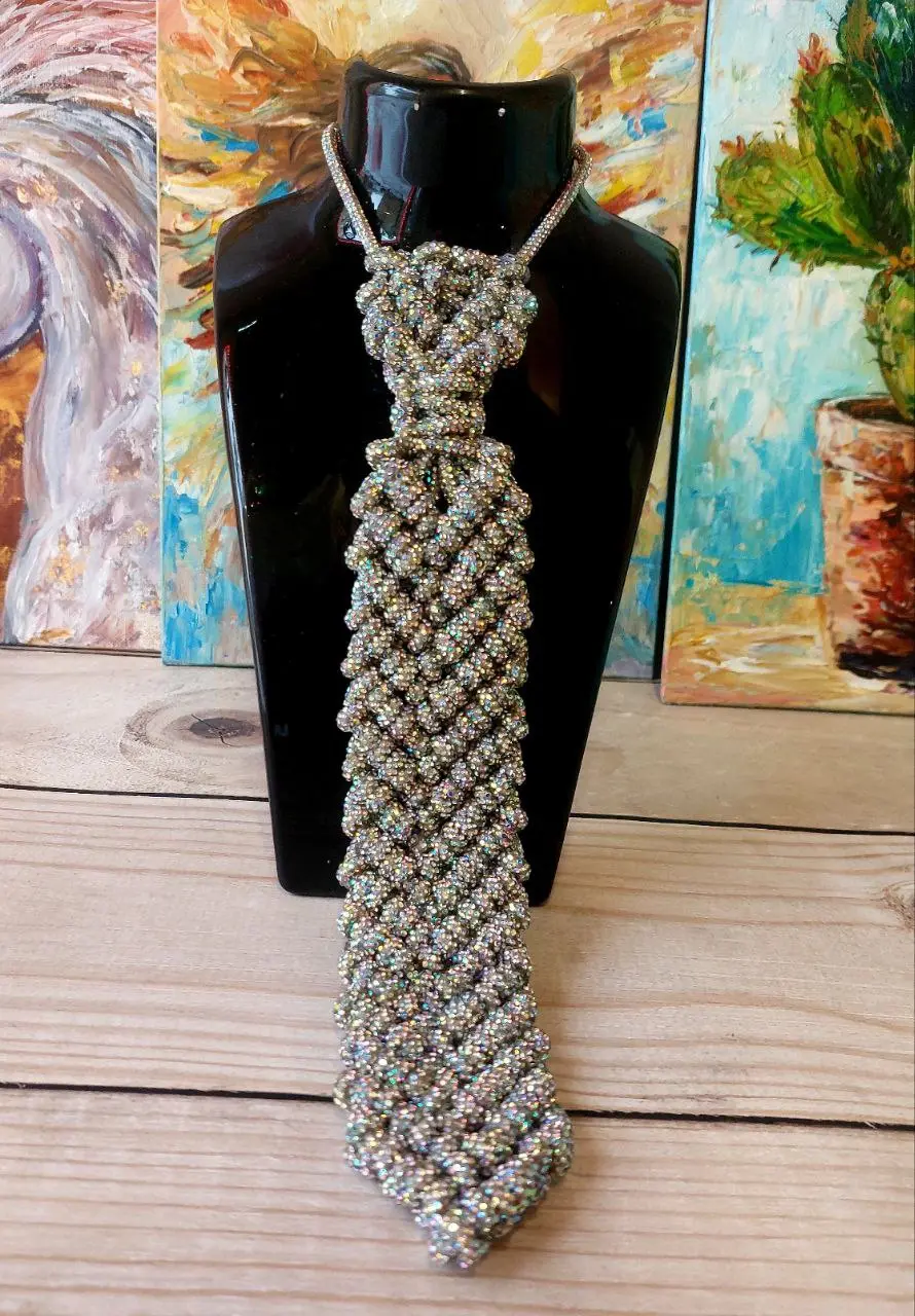 Галстук из сверкающего стразового шнура - смелый акцент для смелого образа.
Завяжите его на шею поверх водолазки, рубашки или даже платья | Сетка — социальная сеть от hh.ru