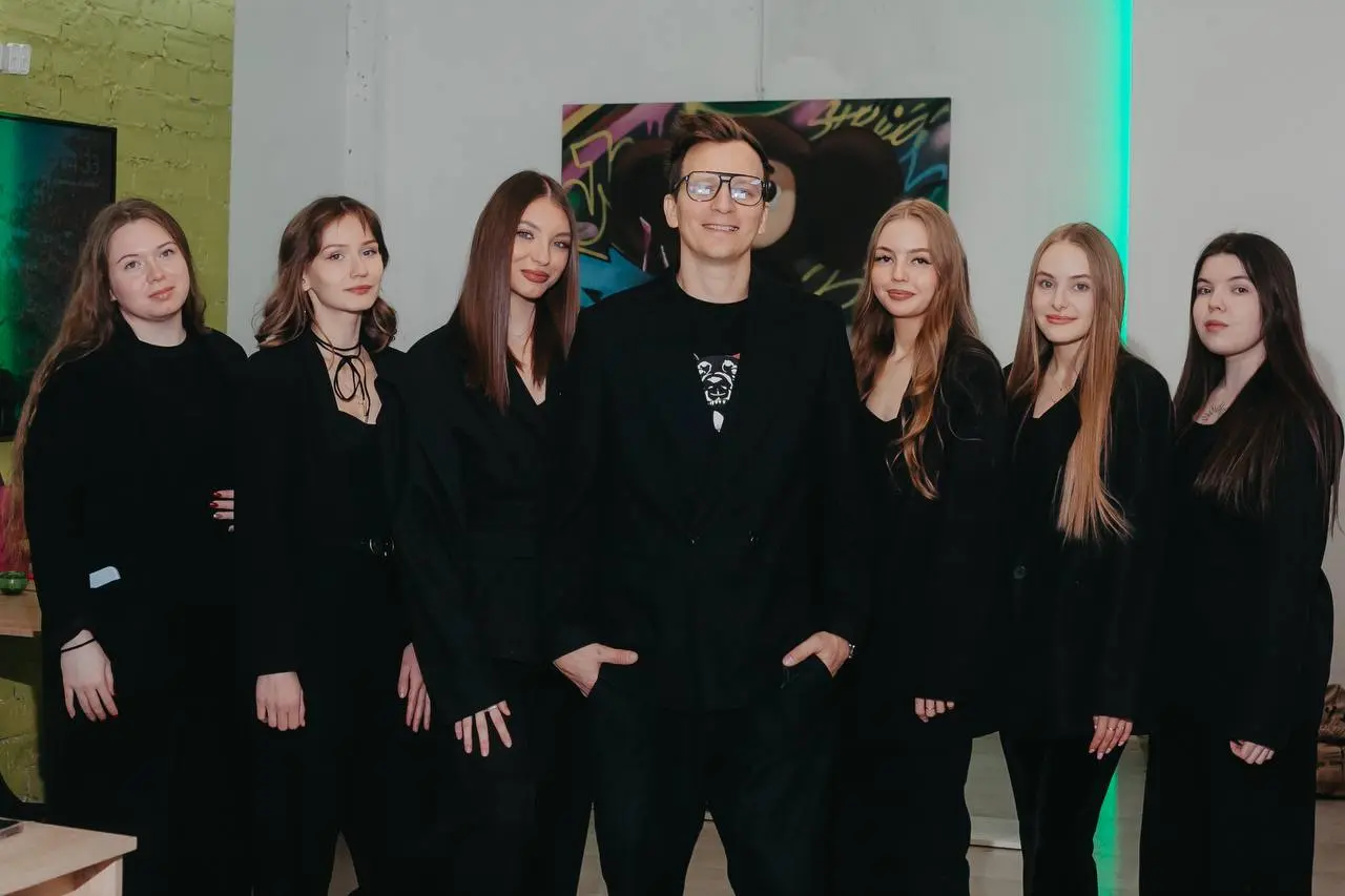 С Днём стоматолога 🦷
Команда Enjoy и профильное подразделение Enjoy Stom поздравляют всех стоматологов, руководителей клиник и управленцев отрасли с профессиональным праздником | Сетка — социальная сеть от hh.ru