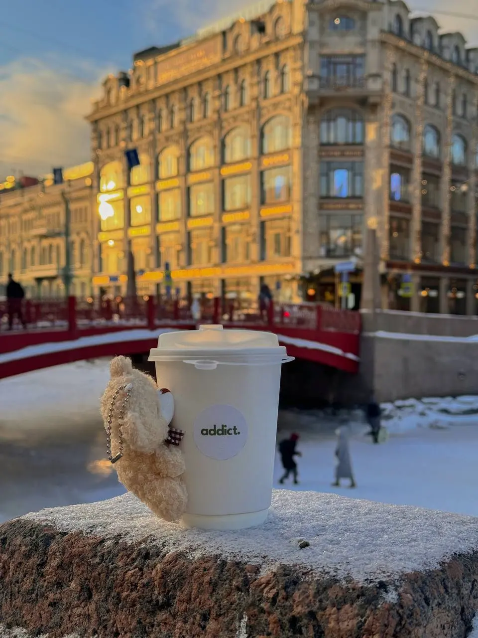 Addict: маркетинг, который уносят с собой
И это, кстати, очень здравое решение для старта проекта.
Потому что фирменный стакан — это не дизайнерская прихоть, а самый дешёвый и честный носитель бренда | Сетка — социальная сеть от hh.ru