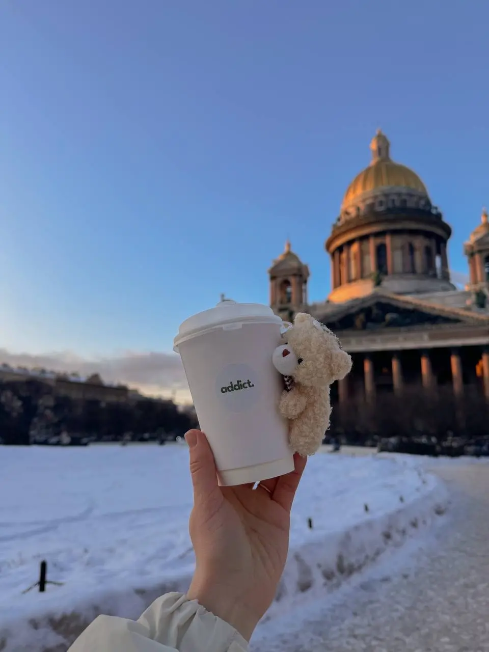 Addict: маркетинг, который уносят с собой
И это, кстати, очень здравое решение для старта проекта.
Потому что фирменный стакан — это не дизайнерская прихоть, а самый дешёвый и честный носитель бренда | Сетка — социальная сеть от hh.ru