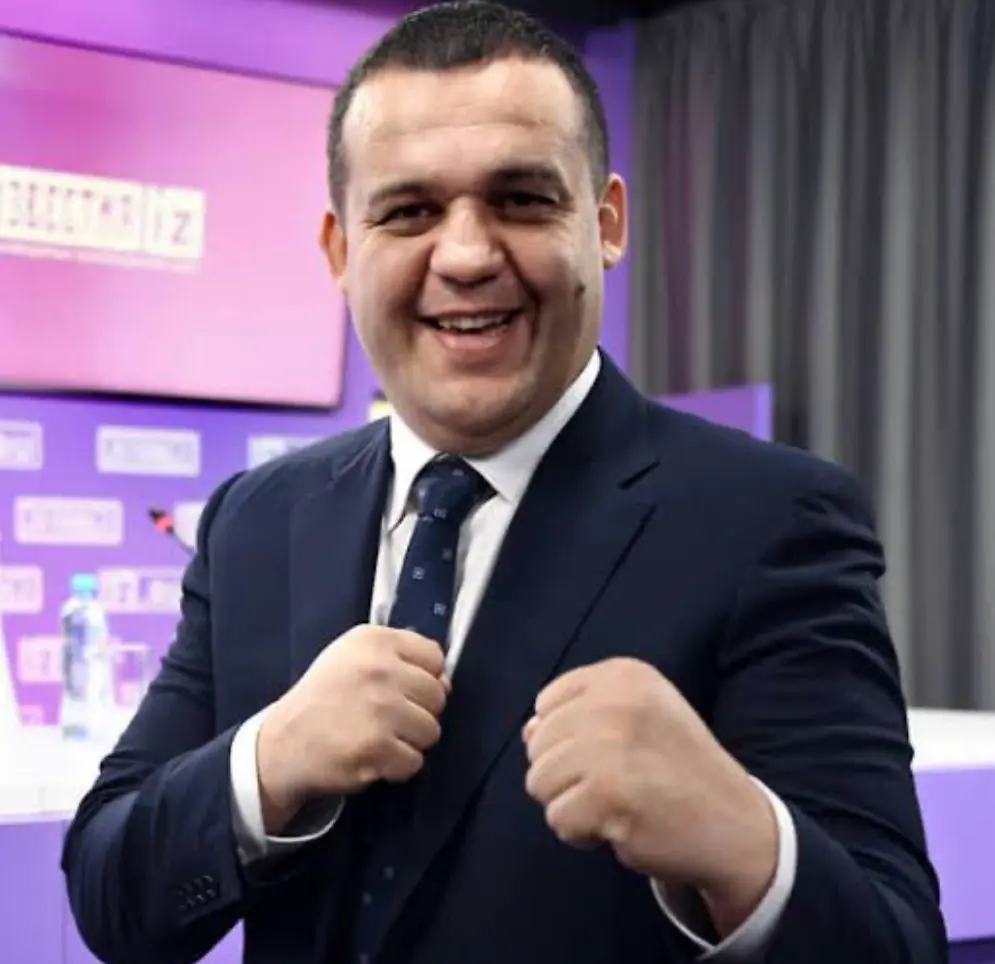 Новый ринг правил. Бокс — это социальный лифт и штаб элиты. 🥊
Забудьте старые аналогии. Сегодняшний бокс в России — это не просто «модный спорт» | Сетка — социальная сеть от hh.ru