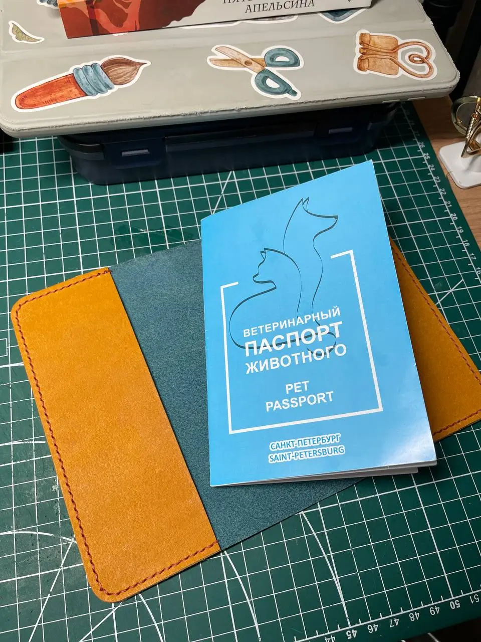🤩🤩Классная обложка получилась (почти)…
Ошибка заключается в том, что выкройку я сделала меньше, чем нужно. Не критично меньше, но паспорт входит в натяг, а так быть не должно
Переделывать! 😢 | Сетка — социальная сеть от hh.ru