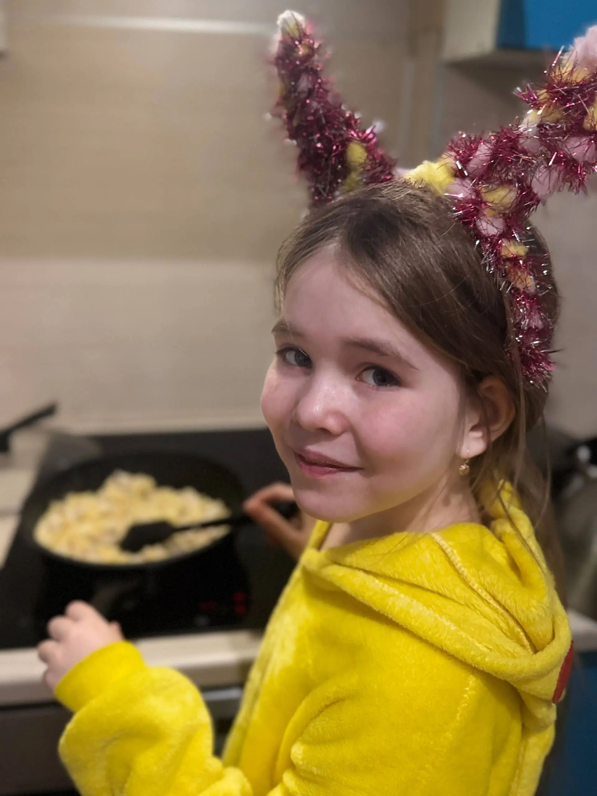 Я сорвала обои на кухне. Так они мне надоели. Уже купила новые. А клеить их у меня катастрофически не хватает времени. Все так закрутилось с фестивалем | Сетка — социальная сеть от hh.ru