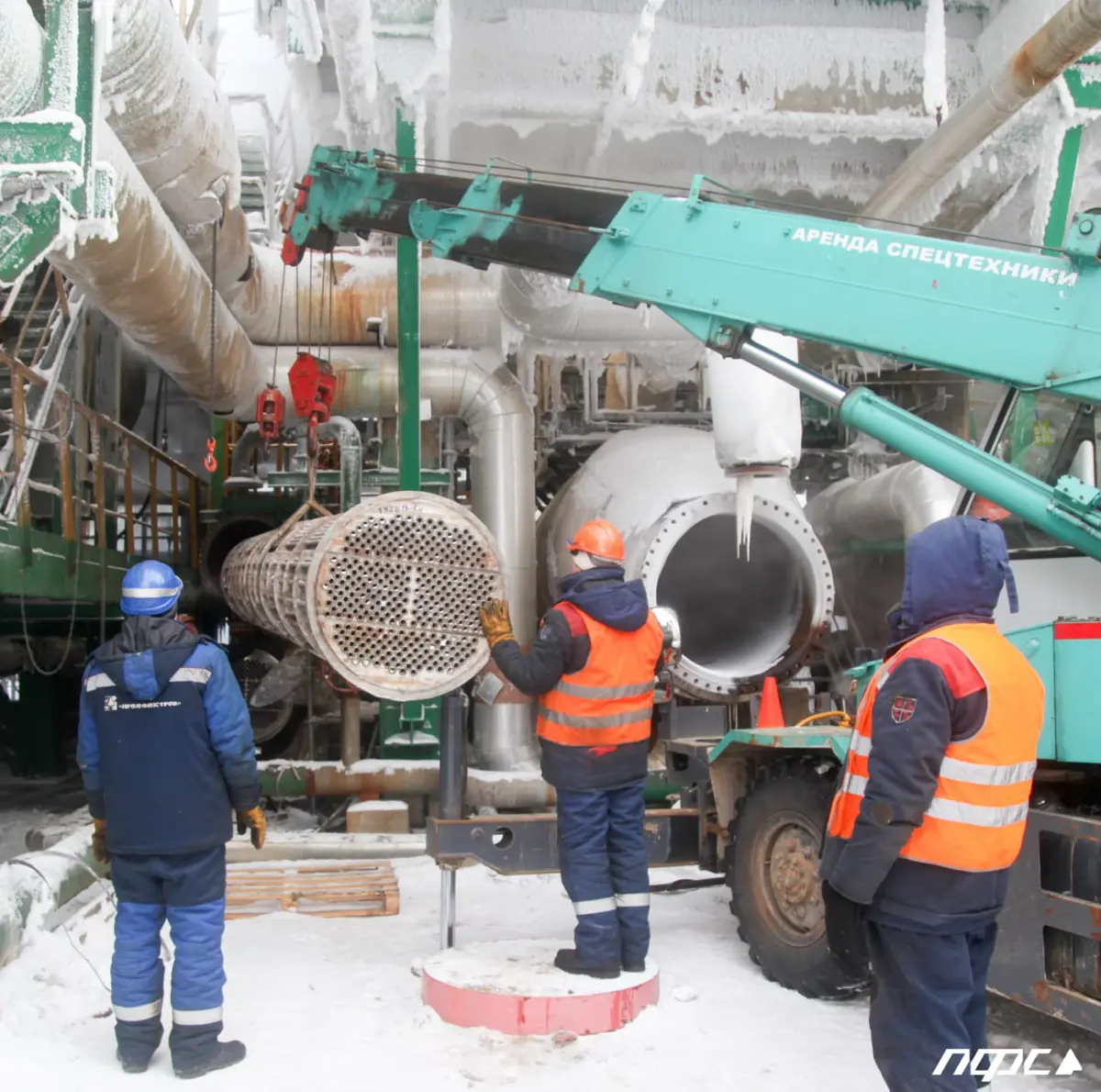 Мы продолжаем работы по техническому перевооружению и капитальному ремонту установки 1А-1М на ПАО «Славнефть — ЯНОС» в Ярославле
✔️ Монтируются трубные пучки теплообменников и ведется сборка самих апп... | Сетка — социальная сеть от hh.ru