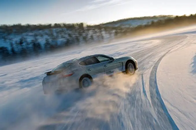 🚨 КРИЗИС: Куда смотрим — туда и едем
Недавно наткнулась на мощную идею от одного топового психолога, которая перевернула мой взгляд на управление в турбулентности:
«Водитель в заносе, который смотрит ... | Сетка — социальная сеть от hh.ru