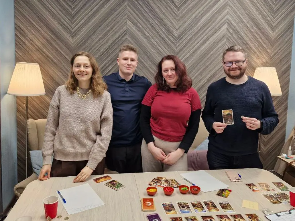 Как родилась идея «Игр со смыслом»
Иногда инсайты приходят не на медитации, а в самый обычный вечер за настолкой 😊
Я фанат настольных игр. И вот однажды я играл в свою любимую Ticket to Ride | Сетка — социальная сеть от hh.ru