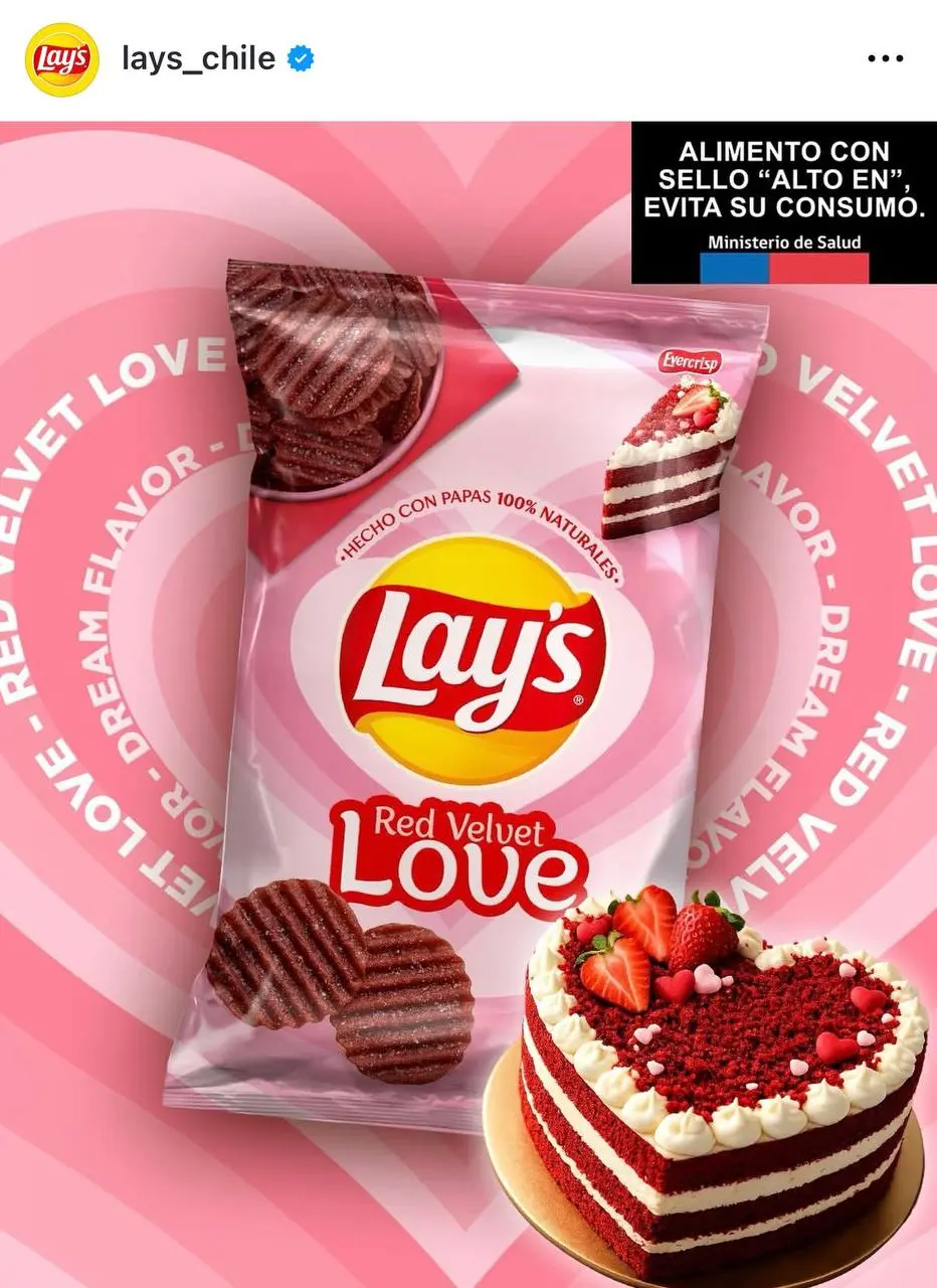 Lay’s со вкусом торта красный вельвет, который традиционно считается символом любви на западе, выкатил Чилийский офис. По задумке, чипсики тоже красного цвета.
Требуем чипсы-сердечки, срочно 😵 | Сетка — социальная сеть от hh.ru