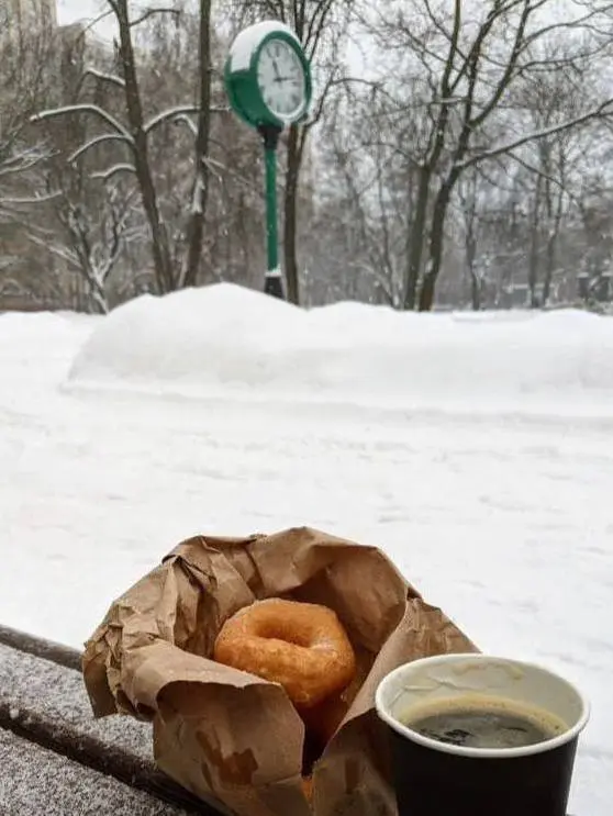 🍩 Легендарные пончики в районе усадьбы «Останкино»
Ежедневно 11:00-19:00
Пончиковая, открытая в 1952 году, пользуется популярностью, поэтому здесь нередко собирается очередь | Сетка — социальная сеть от hh.ru