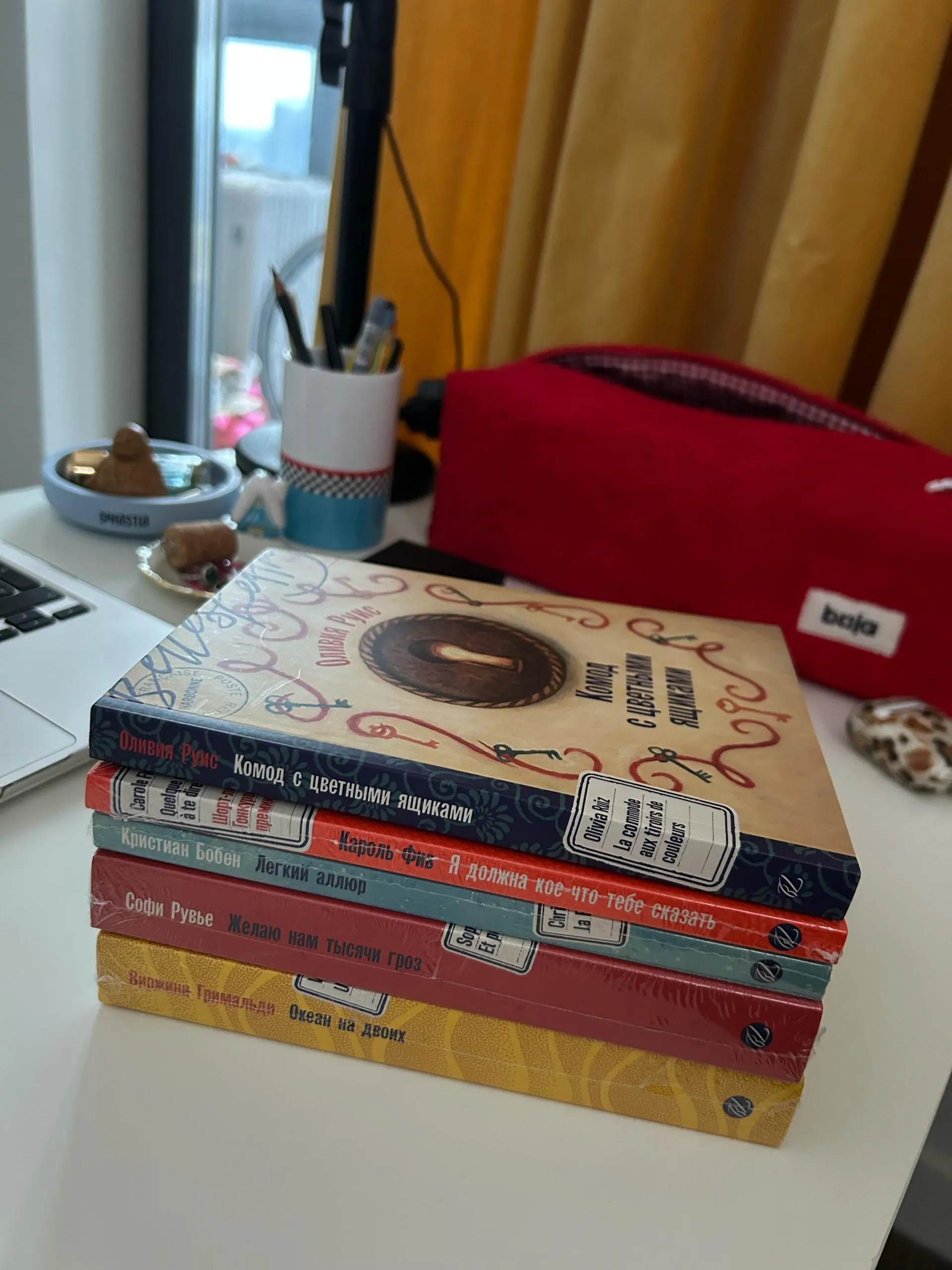 Сегодня забрала стопку лёгких, жизнеутверждающих книг как раз для того, чтобы медленно проживать жизнь в спокойном и созидательном ключе | Сетка — социальная сеть от hh.ru