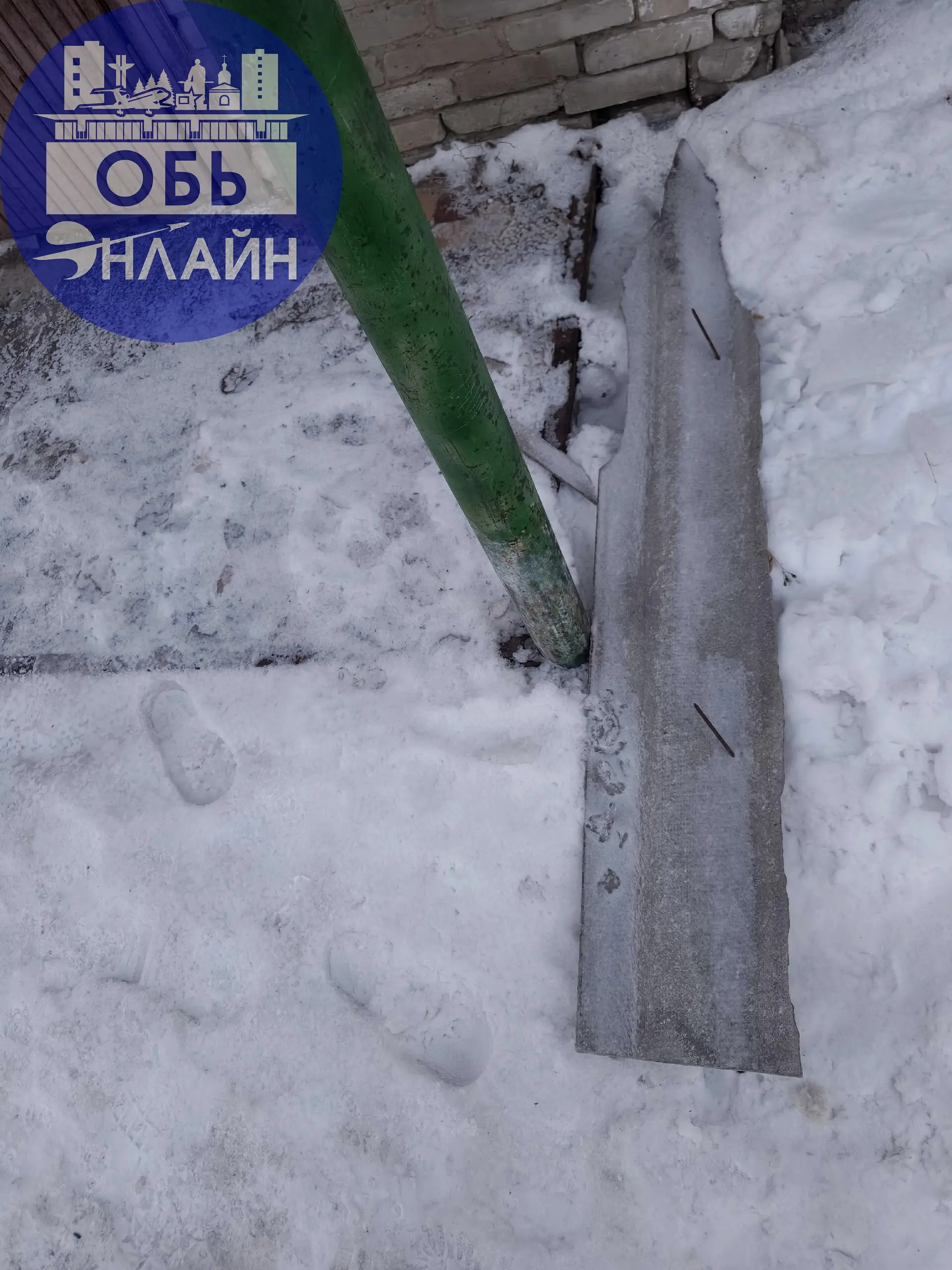 ↗ Дорогой Аэроград! Спасибо, что никому голову не пробило, хотя это не точно. На фото видно, как с козырька торчат огромные гвозди, шифер, что упал, аналогично с такими гвоздями | Сетка — социальная сеть от hh.ru