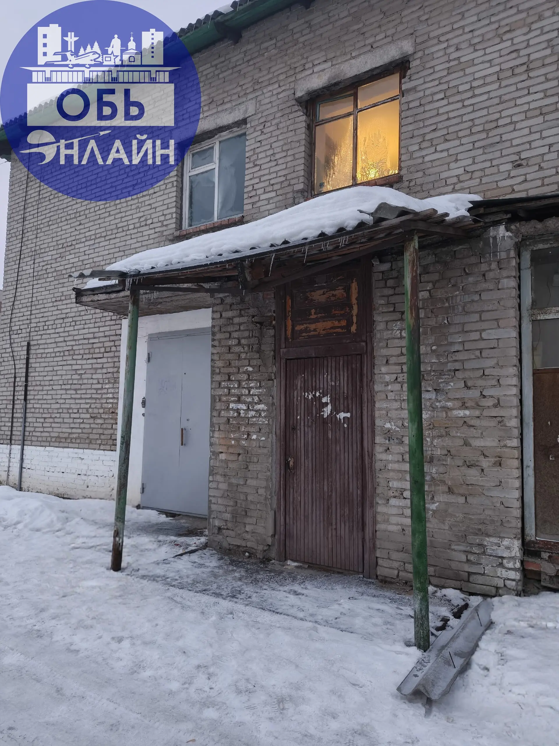 ↗ Дорогой Аэроград! Спасибо, что никому голову не пробило, хотя это не точно. На фото видно, как с козырька торчат огромные гвозди, шифер, что упал, аналогично с такими гвоздями | Сетка — социальная сеть от hh.ru