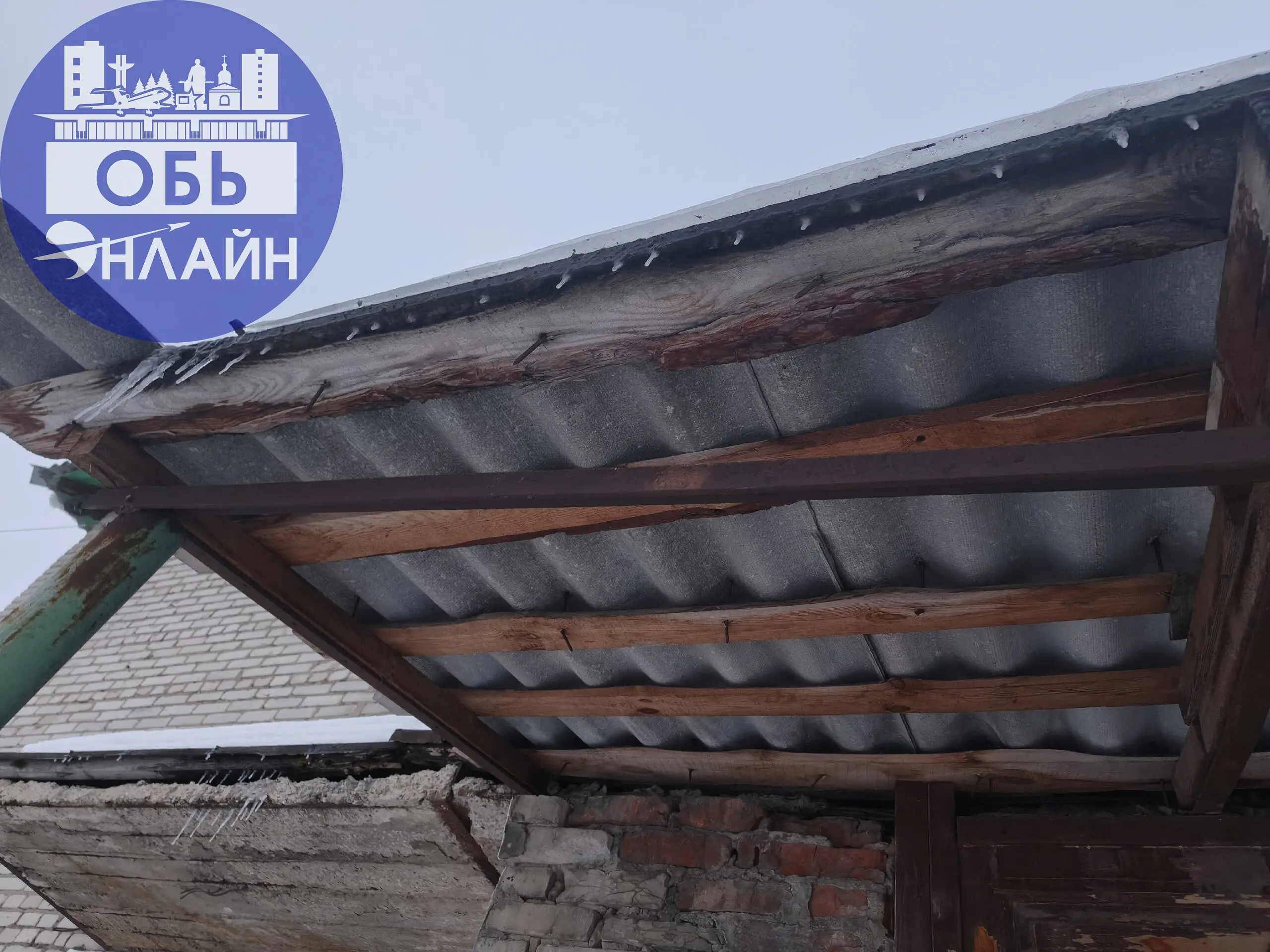 ↗ Дорогой Аэроград! Спасибо, что никому голову не пробило, хотя это не точно. На фото видно, как с козырька торчат огромные гвозди, шифер, что упал, аналогично с такими гвоздями | Сетка — социальная сеть от hh.ru