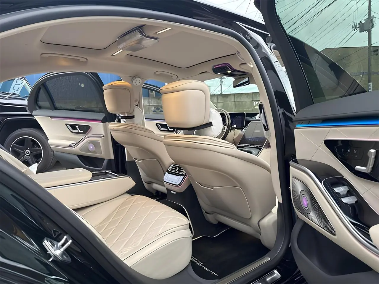 Первый пост в этом году должен задать уровень
И уровень этот — S-Class
Но не обычный😮
🚘Mercedes-Benz S500 4MATIC AMG Line Long
2022 г.
33 318 км
3.0 бензин 435 л.с | Сетка — социальная сеть от hh.ru