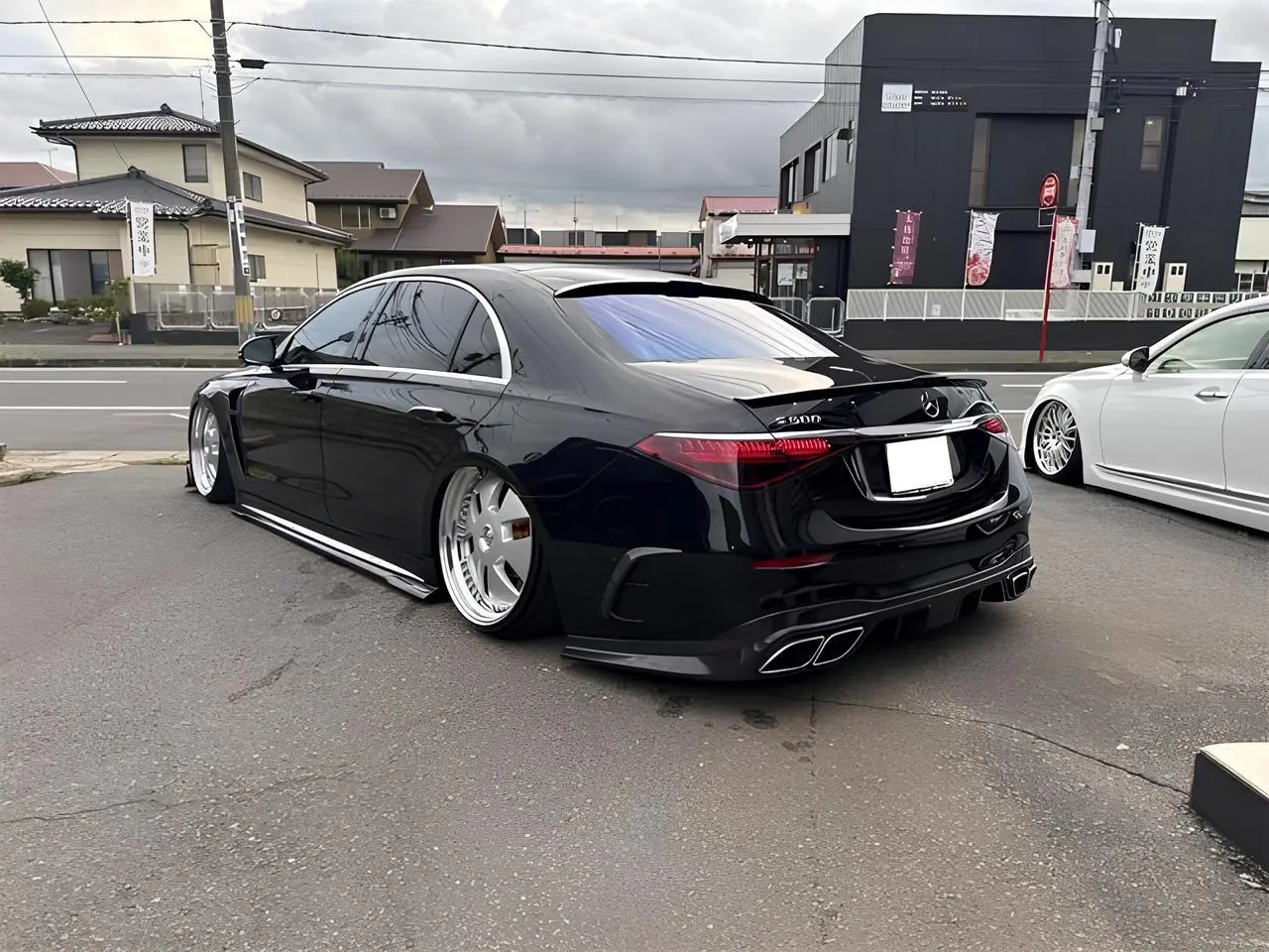 Первый пост в этом году должен задать уровень
И уровень этот — S-Class
Но не обычный😮
🚘Mercedes-Benz S500 4MATIC AMG Line Long
2022 г.
33 318 км
3.0 бензин 435 л.с | Сетка — социальная сеть от hh.ru