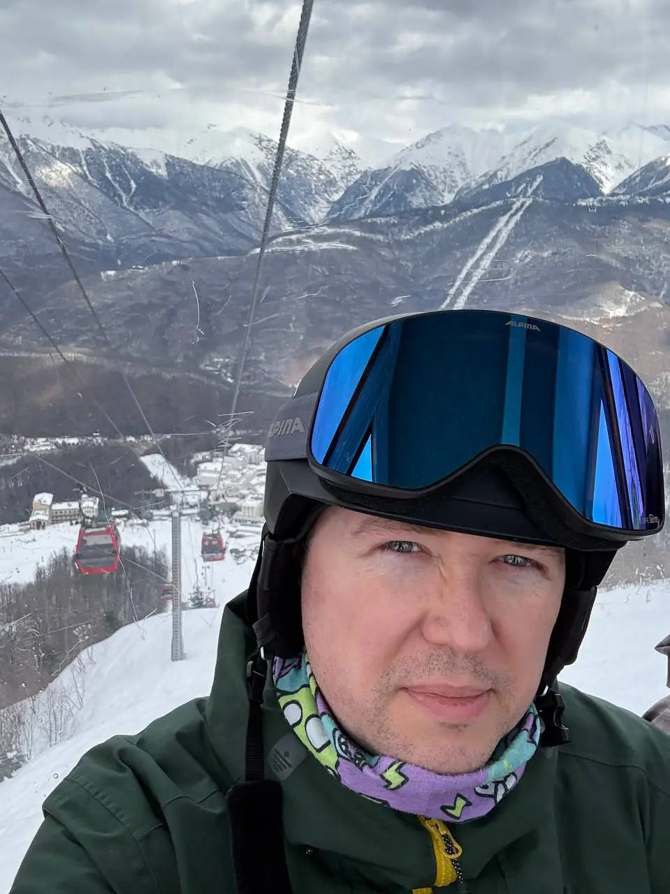 Ну что ж, мой ИИ-ассистент на базе Claude Code прошёл боевое крещение!
Объясняю, что тут происходит. Я уехал на каталку. А мне пишет клиент, которому я отдал в тестирование бота, еще не законченного | Сетка — социальная сеть от hh.ru